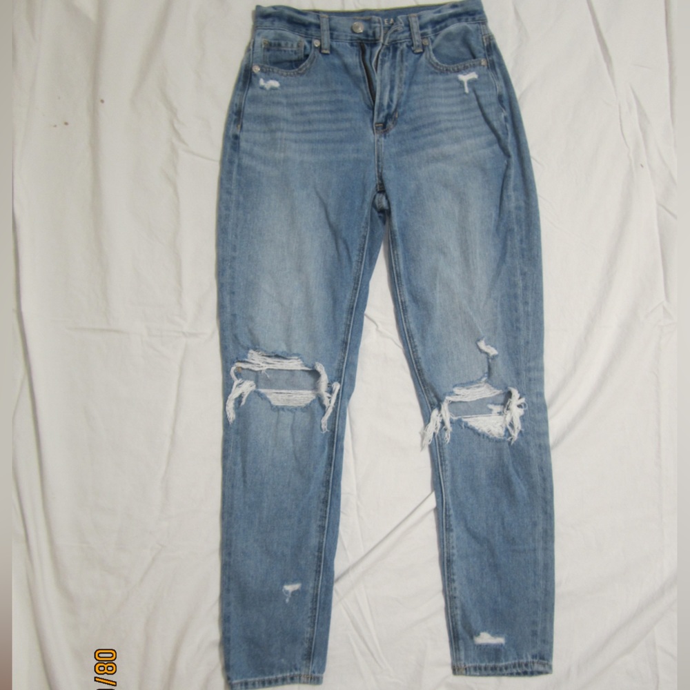 American Eagle medium wash denim jeans with 2 rips! Size 00